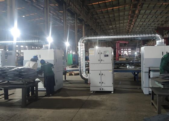 طاقة الماكينة 28 كيلوواط آلة جلي الصفائح المعدنية CNC 2 محرك تغذية