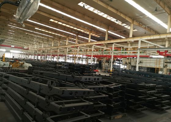 1700KN قوة ثقب الآلة للعارضة الطولية للمركبة خط إنتاج الثقب CNC للصفائح المسطحة 25 قالبًا