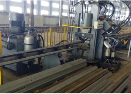 آلة التثقيب والوسم والقطع الهيدروليكية الأوتوماتيكية CNC عالية السرعة 3 محاور CNC زاوية الحفر لوحة توصيل فولاذية للاتصالات