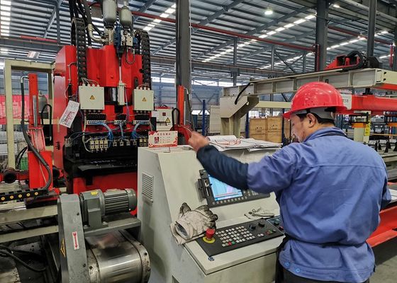 خط إنتاج التثقيب باستخدام الحاسب الآلي للوحة المسطحة للعوارض الطولية للسيارات بطول 4000 - 8000 مم وقوة اسمية 1200 كيلو نيوتن