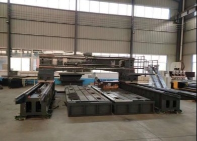 آلة حفر الألواح CNC BT50 بحجم قطعة عمل 3000*3000، محرك عمود دوران مؤازر بقوة 30 كيلو واط