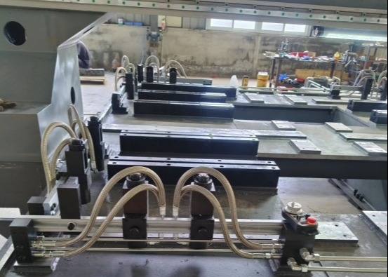 7.5KN قوة القيود الآلية CNC لوحة حفر آلة 28mm T-سلاوت عرض 0.45KW قوة التبريد