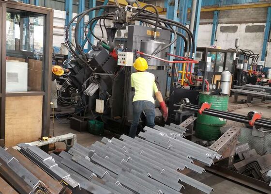 خط آلة قطع وتثقيب زاوية CNC 32x7x3m قوة وضع العلامات 1000/1200KN