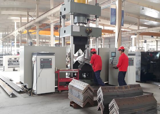 صناعة البرج تستخدم CNC زاوية الصلب الانحناء وتسخين آلة لألواح الصلب المسطحة