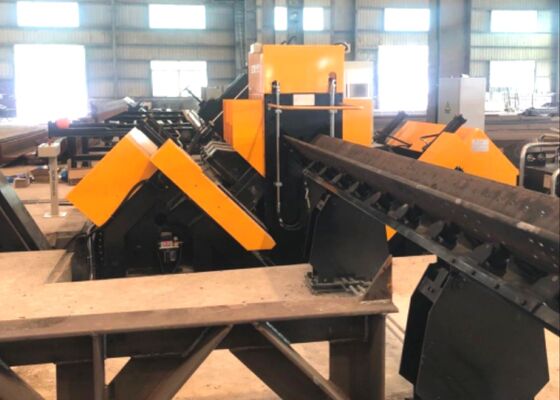 آلة خط زاوية CNC لأحجام الزوايا الفولاذية حتى 250x250x32 مم مع إمكانيات الحفر والتوسيم